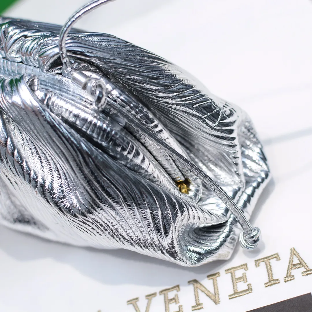 Batch 1120 Actual shot👇2020 New colors on Xiaoyunduo Authentic Italian original Bottega Veneta This Pouch clutch bag is one of the first designs created by designer Daniel in BV. It has a simple soft silhouette bag body without any unnecessary decoration. It has a very elegant and high-end texture when you hold it casually in your hand. The more you look at it, the more you will be fascinated by it. Counter quality size: 22*12.7cm (small cloud embossed silver)
